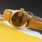 Rolex Lady-Datejust 6917 (1975) - Bruin wijzerplaat 26mm Geelgoud (2/8)