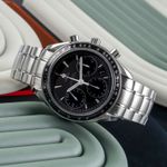 Omega Speedmaster Date 323.30.40.40.06.001 (2018) - Grey dial 40 mm Steel case (2/8)