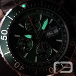 Revue Thommen Diver's Day-Date Chronograph 17030.6132 (2024) - Groen wijzerplaat 45mm Staal (5/8)