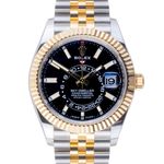 Rolex Sky-Dweller 336933 (2025) - 42mm Goud/Staal (3/8)