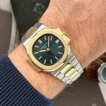 Patek Philippe Nautilus 3800 (Onbekend (willekeurig serienummer)) - Blauw wijzerplaat 37mm Goud/Staal (2/8)