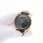 Omega Speedmaster Professional Moonwatch 310.63.42.50.10.001 (2025) - Green dial 42 mm Yellow Gold case (8/8)