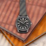 Patek Philippe Aquanaut 5065 (2005) - Black dial 38 mm Steel case (6/8)