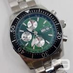 Revue Thommen Diver's Day-Date Chronograph 17030.6121 (2024) - Groen wijzerplaat 45mm Staal (2/8)