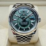 Rolex Sky-Dweller 336934 (2024) - Green dial 42 mm Gold/Steel case (2/8)