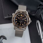 Omega Seamaster Diver 300 M 210.90.42.20.01.001 (Onbekend (willekeurig serienummer)) - Bruin wijzerplaat 42mm Titanium (1/8)