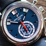 Patek Philippe Annual Calendar Chronograph 5960/01G-001 (2022) - Blauw wijzerplaat 40mm Witgoud (1/8)