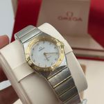 Omega Constellation Quartz 131.20.28.60.55.002 (2023) - Parelmoer wijzerplaat 28mm Goud/Staal (5/8)