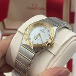 Omega Constellation Quartz 131.20.28.60.55.002 (2023) - Parelmoer wijzerplaat 28mm Goud/Staal (4/8)