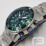 Revue Thommen Diver's Day-Date Chronograph 17030.6132 (2024) - Groen wijzerplaat 45mm Staal (3/8)