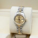 Rolex Lady-Datejust 6917 (1981) - Champagne wijzerplaat 26mm Goud/Staal (7/8)