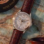 Patek Philippe Annual Calendar 5035J (1998) - Wit wijzerplaat 37mm Geelgoud (1/8)