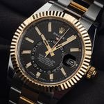 Rolex Sky-Dweller 326933 (2020) - 42mm Goud/Staal (3/8)