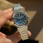 Audemars Piguet Royal Oak Selfwinding 15450ST (2020) - Blue dial 37 mm Steel case (2/8)