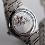 Girard-Perregaux Laureato 81010-11-431-11A (2023) - Blue dial 43 mm Steel case (2/8)