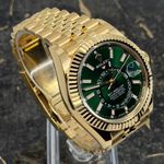 Rolex Sky-Dweller 336938 (2026) - Green dial 42 mm Yellow Gold case (5/8)