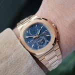 Patek Philippe Nautilus 5990/1R (2024) - Blauw wijzerplaat 41mm Roségoud (3/8)