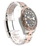 Rolex GMT-Master II 126711CHNR (2024) - Black dial 40 mm Gold/Steel case (4/8)