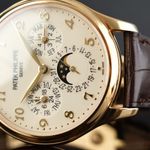 Patek Philippe Perpetual Calendar 5327J (2018) - White dial 39 mm Yellow Gold case (4/8)