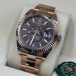 Rolex Sky-Dweller 326235 (2022) - Bruin wijzerplaat 42mm Roségoud (3/8)