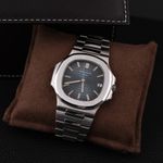 Patek Philippe Nautilus 5711 (2009) - Blue dial 40 mm Steel case (2/8)