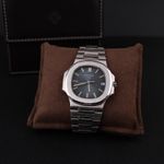 Patek Philippe Nautilus 5711 (2009) - Blue dial 40 mm Steel case (3/8)