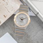 Omega Constellation Quartz 123.25.27.60.55.003 (2012) - Pearl dial 27 mm Steel case (3/8)