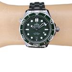 Omega Seamaster Diver 300 M 210.30.42.20.10.001 (2024) - Green dial 42 mm Steel case (2/8)