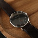 NOMOS Metro 38 Datum 1103 (2024) - Grijs wijzerplaat 39mm Staal (4/8)