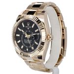 Rolex Sky-Dweller 326938 (2022) - Black dial 42 mm Yellow Gold case (2/8)