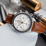 Omega Speedmaster 324.32.38.50.02.001 (Onbekend (willekeurig serienummer)) - Zilver wijzerplaat 38mm Staal (2/8)