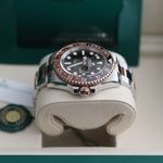 Rolex GMT-Master II 126711CHNR (2025) - Black dial 40 mm Gold/Steel case (4/8)