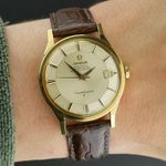 Omega Constellation 168.005 (1966) - White dial 34 mm Yellow Gold case (2/8)