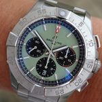 Breitling Avenger AB0147101L1A1 (2023) - Groen wijzerplaat 44mm Staal (1/8)