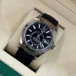 Rolex Sky-Dweller 336239 (2024) - Zwart wijzerplaat 42mm Witgoud (2/8)