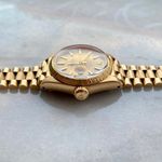 Rolex Lady-Datejust 6927 (1976) - Champagne dial 26 mm Yellow Gold case (5/8)