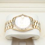 Rolex Day-Date 36 118238 (2002) - Champagne wijzerplaat 36mm Geelgoud (3/8)