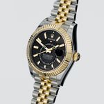 Rolex Sky-Dweller 336933 (2025) - Zwart wijzerplaat 42mm Goud/Staal (3/7)