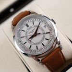 Patek Philippe Calatrava 5212A-001 (2024) - Silver dial 40 mm Steel case (2/8)