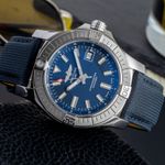 Breitling Avenger A17318 (Onbekend (willekeurig serienummer)) - Blauw wijzerplaat 43mm Staal (2/8)