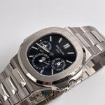 Patek Philippe Nautilus 5740/1G-001 (2025) - Blue dial 40 mm White Gold case (2/6)