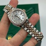 Rolex Lady-Datejust 279381RBR (2024) - Parelmoer wijzerplaat 28mm Goud/Staal (7/8)