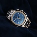 Patek Philippe Nautilus 5990/1R (2024) - Blauw wijzerplaat 41mm Roségoud (2/8)