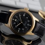 IWC Pilot Mark IW324103 (Unknown (random serial)) - Black dial 36 mm Yellow Gold case (2/8)