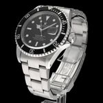 Rolex Submariner Date 16610 (1998) - Black dial 40 mm Steel case (5/8)
