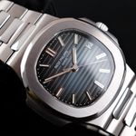 Patek Philippe Nautilus 5711 (Unknown (random serial)) - Blue dial 40 mm Steel case (1/8)