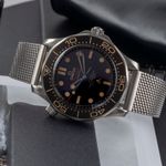 Omega Seamaster Diver 300 M 210.90.42.20.01.001 (Onbekend (willekeurig serienummer)) - Bruin wijzerplaat 42mm Titanium (2/8)