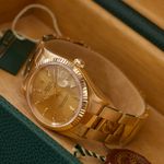 Rolex Oyster Perpetual Date 15238 (2005) - Goud wijzerplaat 34mm Geelgoud (1/8)