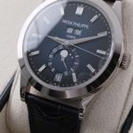Patek Philippe Annual Calendar 5396G-017 (2025) - Blauw wijzerplaat 39mm Witgoud (3/8)