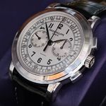 Patek Philippe Chronograph 5070G (2006) - Silver dial 42 mm White Gold case (4/5)